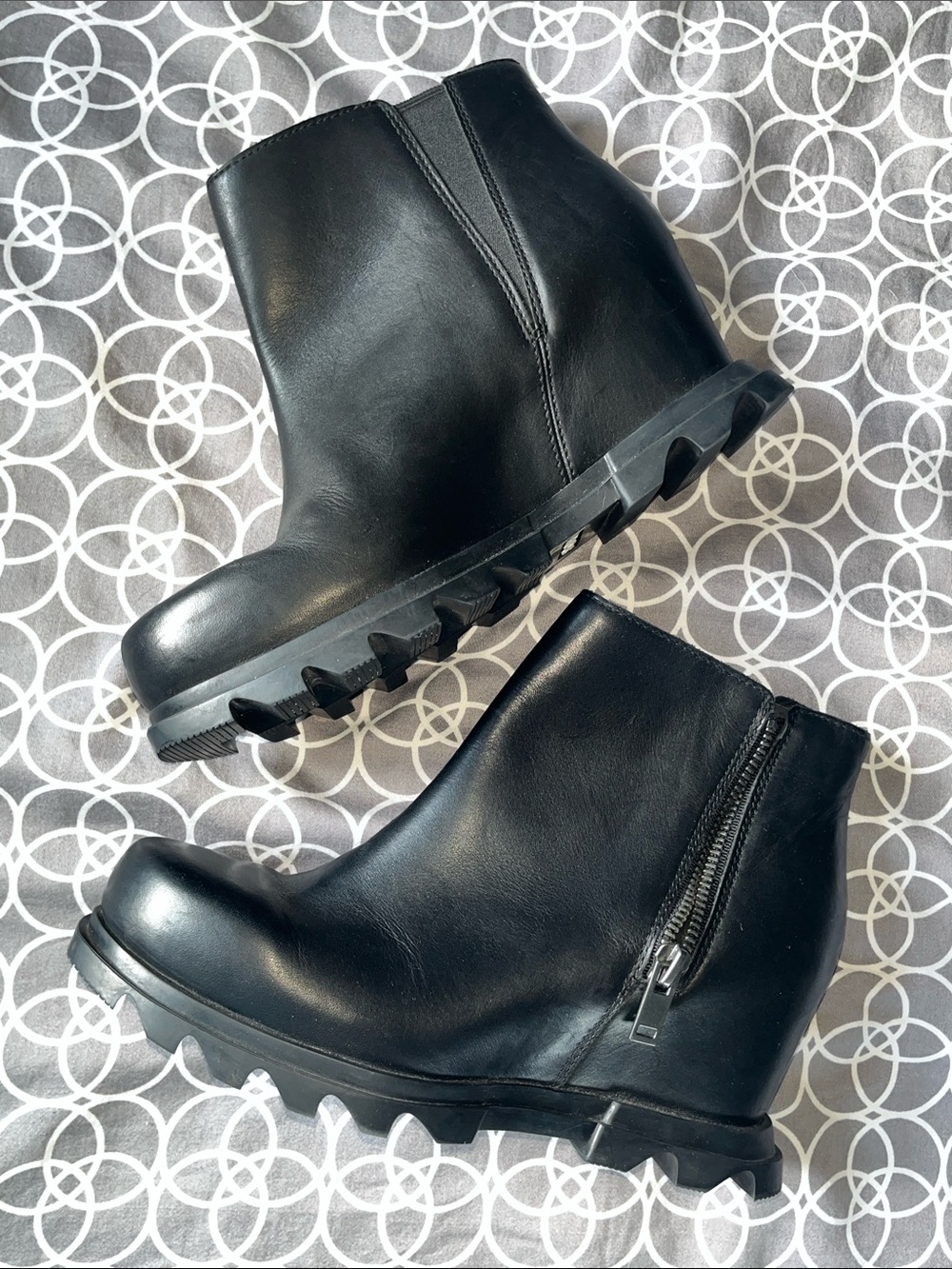 Sorel Joan of arctic rhapsody black leather wedge zip ankle boot size 9 EUC